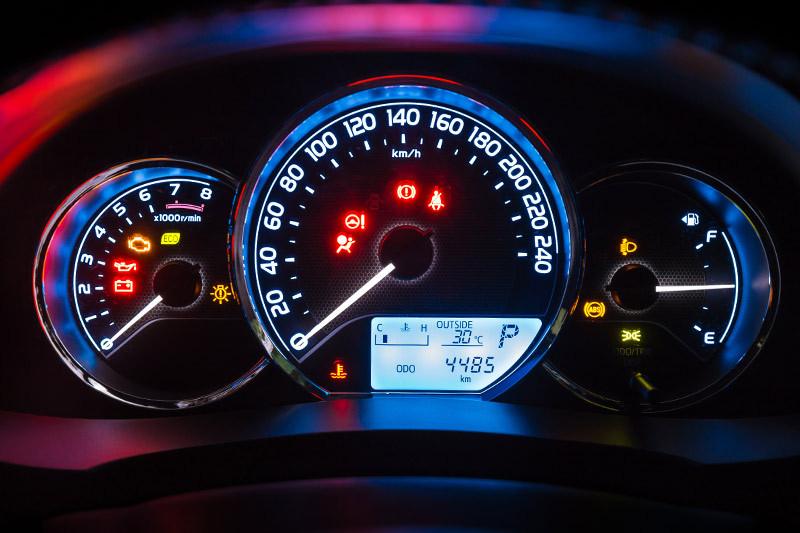 Kontrolki w samochodzie – sprawdź co oznaczają i uniknij stresu
