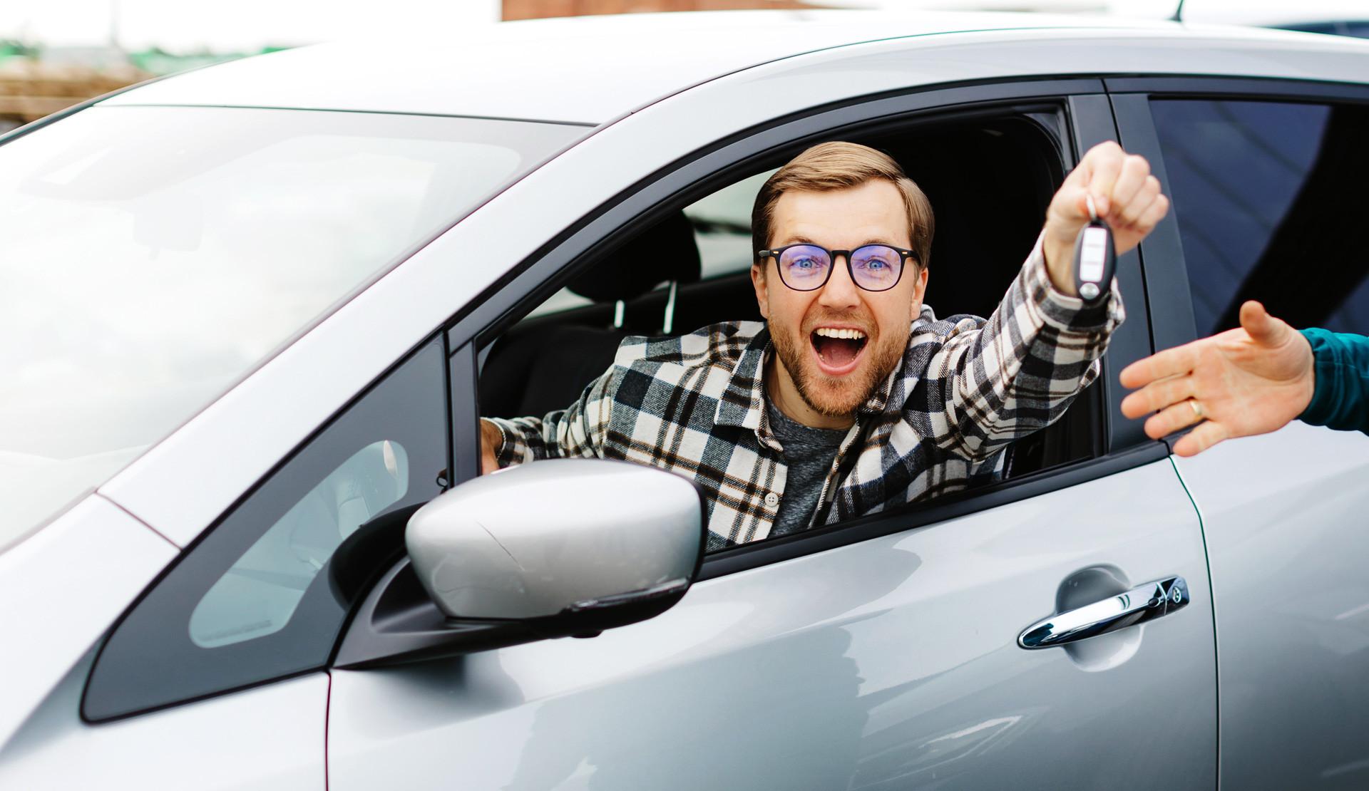 Zgłoszenie sprzedaży auta – gdzie i jak to zrobić w 2025 roku?